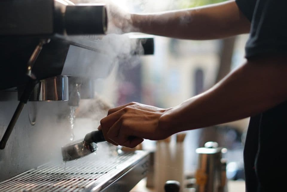 Barista Hai-Bốn đang pha espresso